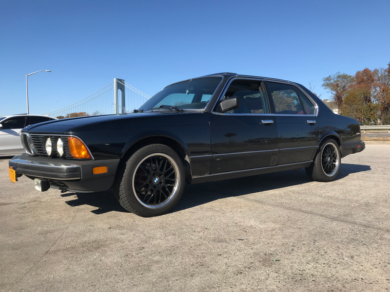 Illustration for article titled I Bought This 1984 BMW 733i to See If a Big Luxury Sedan Works as a City Car